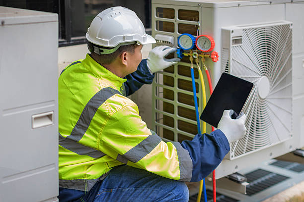 Professional Hvac technician working in Akron, IA